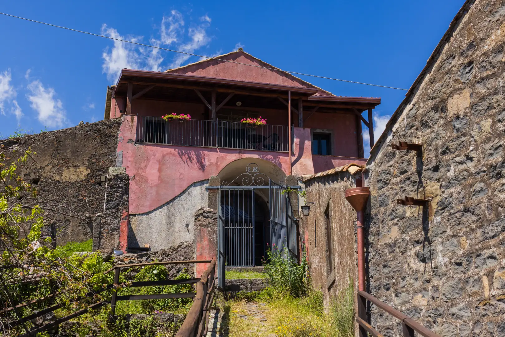casedilava-palmento-grande-facciata-cancello